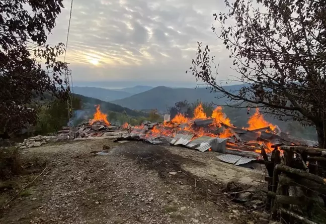 Kastamonu gündem haberleri | Kastamonu'da çıkan yangında 2 ahşap ev yandı