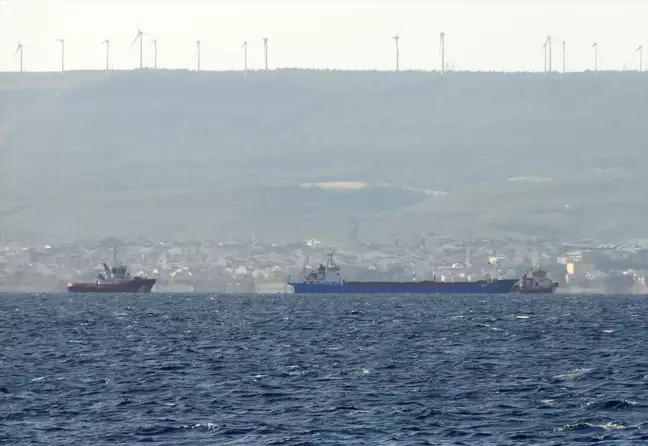 Çanakkale Boğazı'ndan geçen kargo gemisi dümen arızası yaşadı