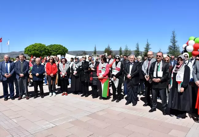 KKÜ Öğrencileri İsrail'in Gazze'ye yönelik saldırılarına tepki göstermek için yürüyüş düzenledi