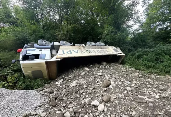 Sinop'ta hafriyat kamyonu şarampole devrildi, sürücü yaralandı