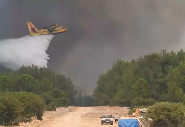 MSB, İzmir Gaziemir'deki yangın söndürme çalışmalarına helikopter desteği sağlıyor