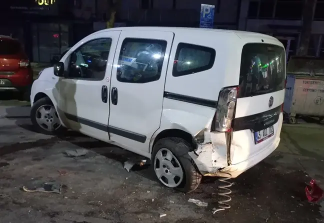 Manisa'da park halindeki araçlara çarpan otomobilde 2 kişi yaralandı