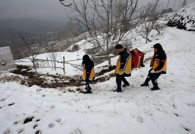 Karlı Yollarda Hayat Kurtaran Kadın Paramedikler