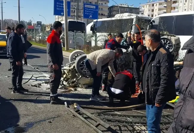 Diyarbakır'da korkuluğa çarpan otomobildeki 4 kişi yaralandı