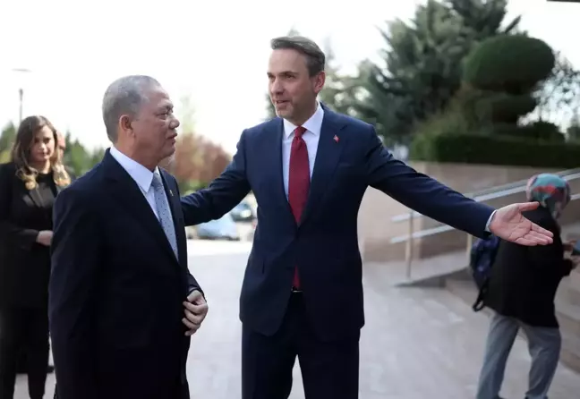Bakan Bayraktar, Malezya Enerji ve Su Dönüşümü Bakanı Yusof ile Görüştü