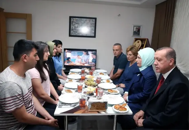 Cumhurbaşkanı Erdoğan ve Eşi Şehit Evinde İftar Yaptı (Ziyaretten Fotoğraflarla)