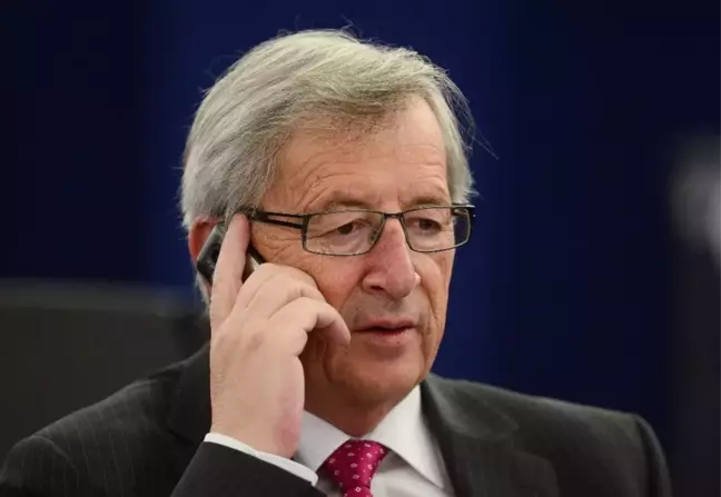 Junker'i Konuşma Yaparken Eşi Aradı