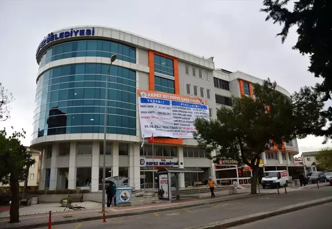 Devraldığı Belediyenin Borçlarını Binaya Astırdığı Afişle Duyurdu