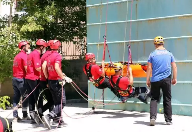 VAN'DA GERÇEĞİ ARATMAYAN DEPREM TATBİKATI