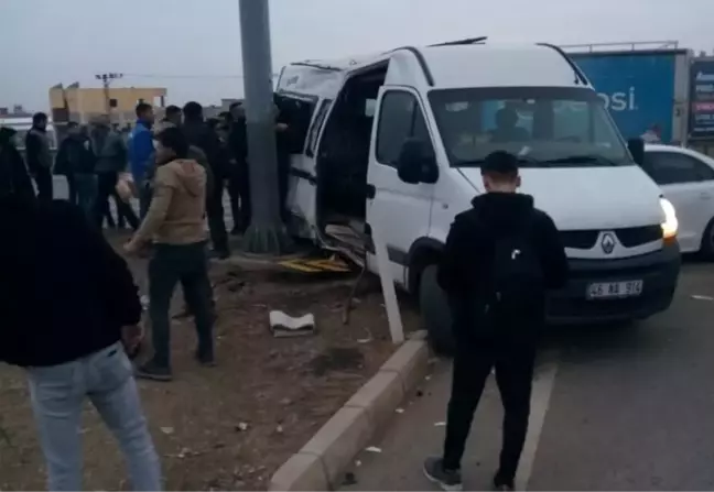 Gaziantep'te öğrenci minibüsü ile otomobil çarpıştı: 19 yaralı