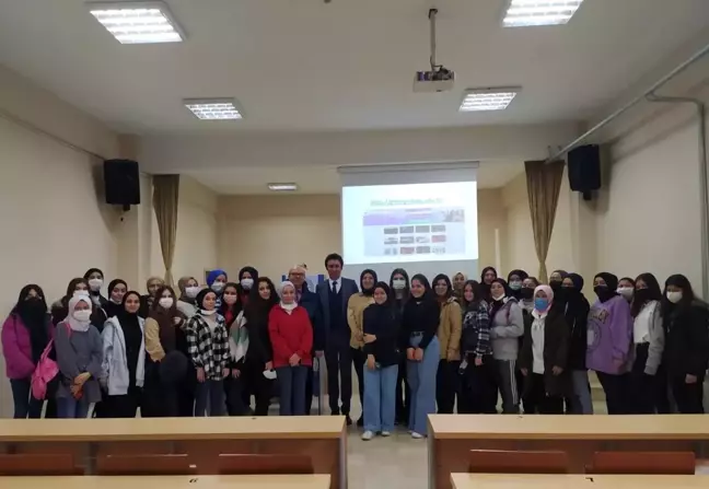 Lise öğrencileri Gediz Sağlık Hizmetleri MYO'da