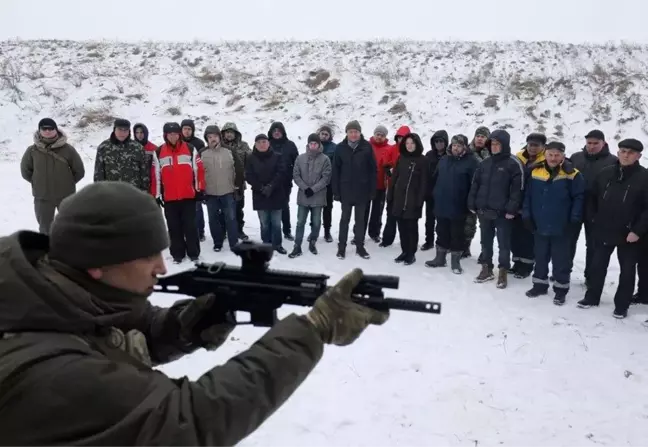 Savaşın ayak sesleri! Ukrayna ordusu olası bir Rus saldırısına karşı vatandaşlarına silah eğitimi vermeye başladı