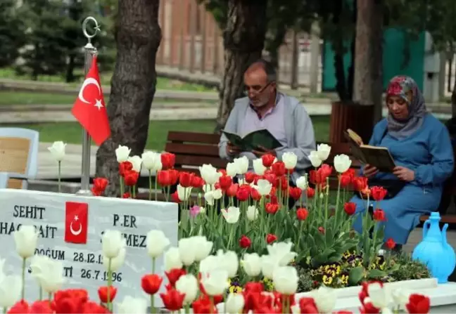 Son dakika haber... KAYSERİ'DE AİLELERDEN ŞEHİTLİK ZİYARETİ