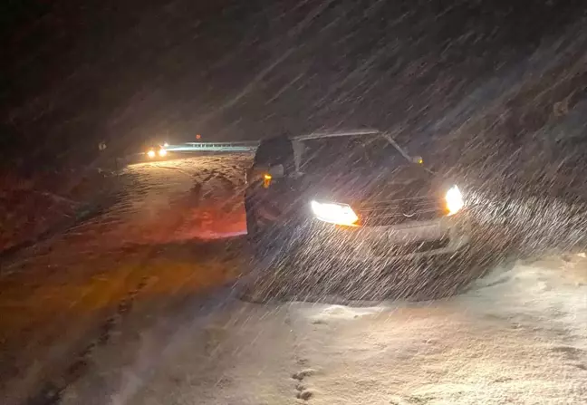 Bitlis'te Kar Nedeniyle Yolda Kalan 30 Kişi Kurtarıldı