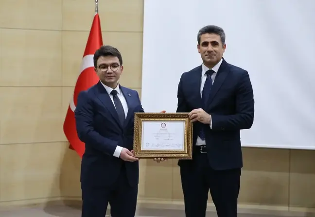 AK Parti'den Bingöl Belediye Başkanı Erdal Arıkan mazbatasını aldı