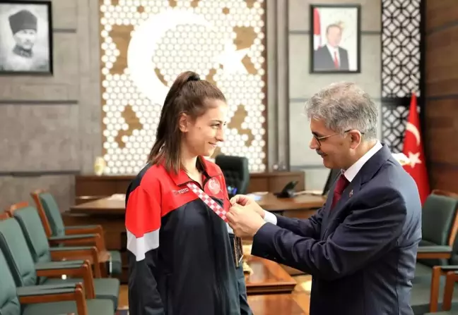 Niğde Valisi Cahit Çelik, Avrupa Boks Şampiyonası'nda Avrupa 2.'si olan Niğdeli milli boksör Emine Kılınç'ı ödüllendirdi