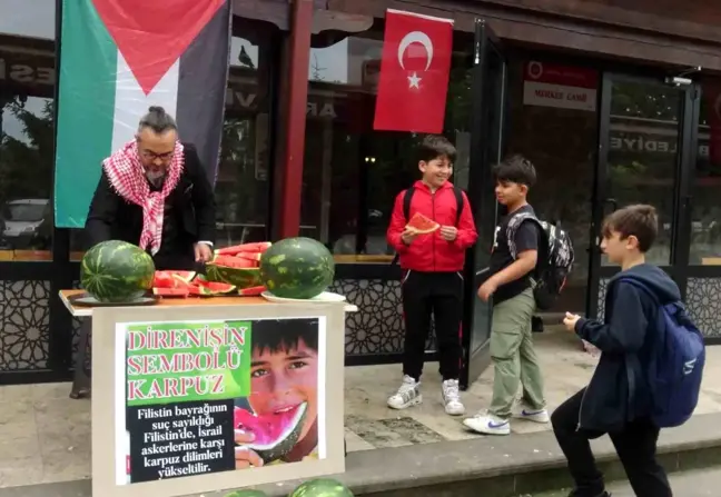 Arhavi'de Filistin'in sembolü karpuz dilimi dağıtıldı