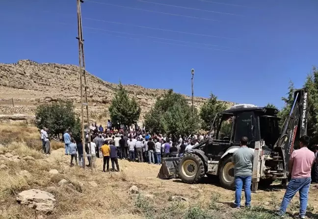 Adana'da damat katliamında öldürülen Mardinli aile, Derik ilçesinde defnedildi