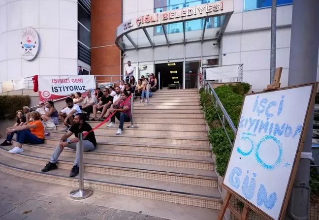 İzmir'de Çiğli Belediyesi'nde İşten Çıkarılan İşçilerin Eylemi Devam Ediyor