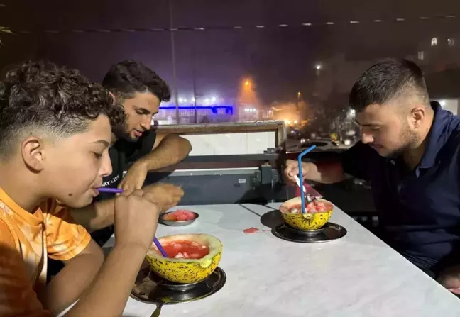 Mersin'de Esnafın Toroslar'dan Getirdiği Kar İle Yaptığı 'Karsambaç' İlgi Görüyor