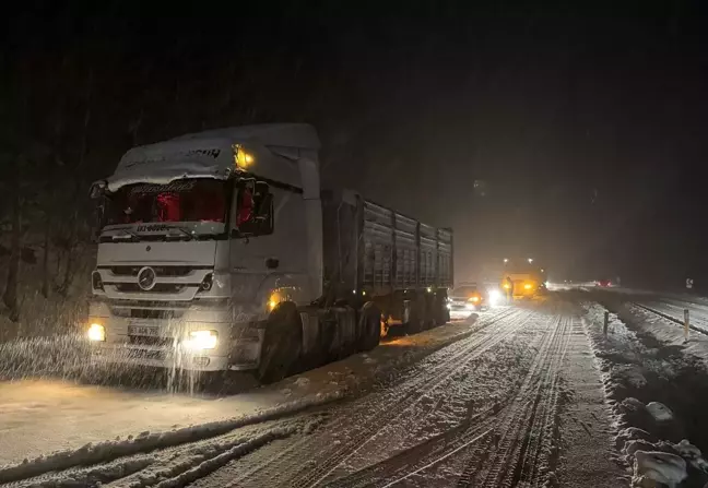 Kastamonu-Ankara Kara Yolunda Kar Yağışı Ulaşımı Engelledi