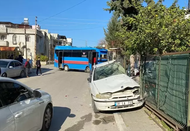 Adana'da Otomobil ile Özel Halk Otobüsü Çarpıştı: 6 Yaralı