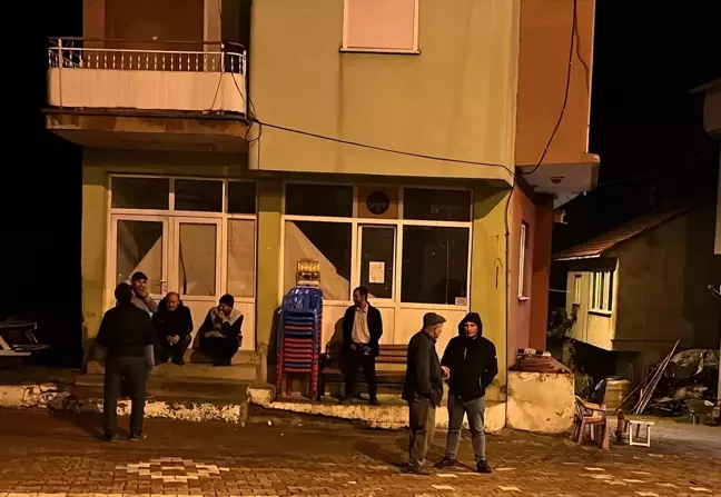 Kütahya'da Depremler, Yemişli Köylülerini Dışarıda Gecelemeye Zorluyor