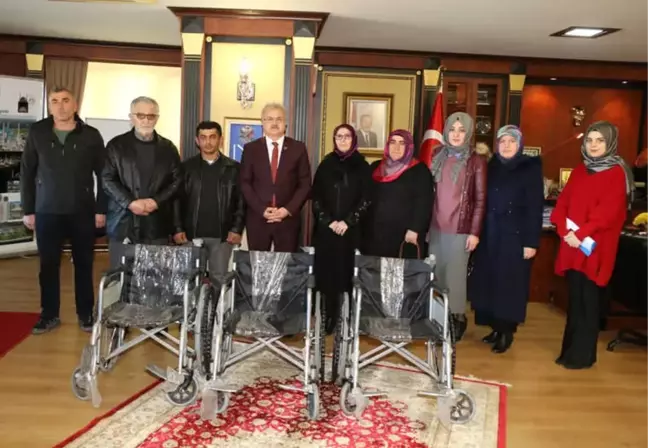 Toplanan Mavi Kapaklar Sayesinde Tekerlekli Sandalye Sahibi Oluyorlar