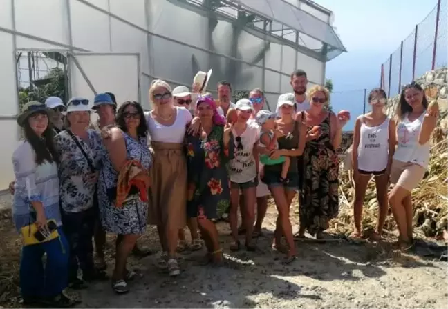 Rus turistler tropikal meyve bahçesini gezdi