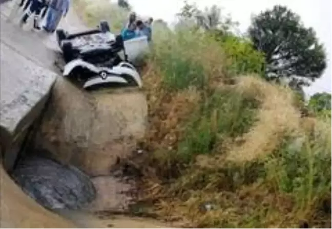 Takla atıp kanala düşen aracın sürücüsü yaralandı