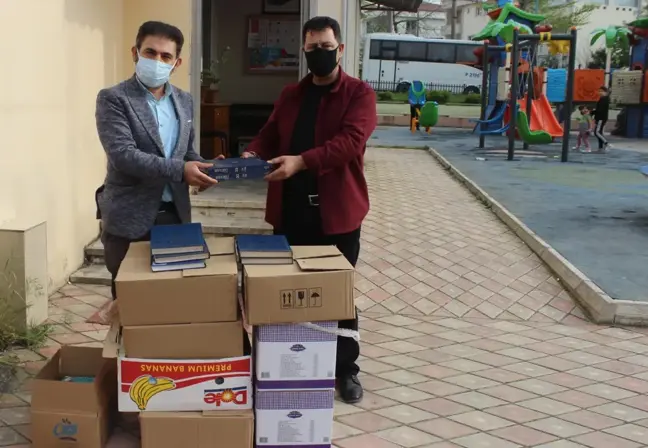 Körfez'li duyarlı muhtarlardan Şehitler Kütüphanesi'ne kitap desteği
