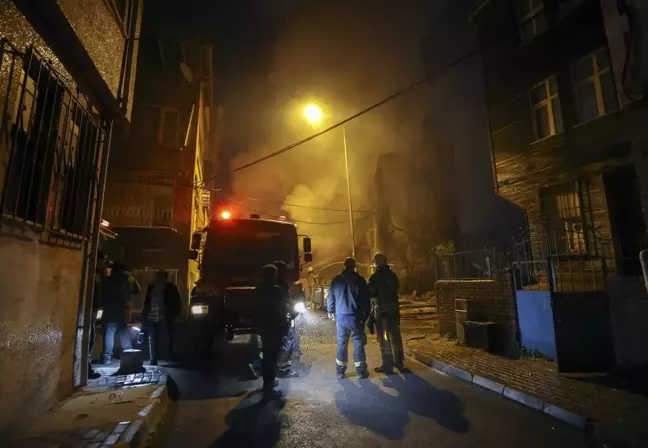 Son dakika haberleri | Fatih'te metruk binada çıkan yangın söndürüldü