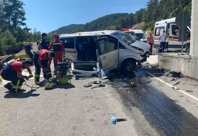 Muğla gündem haberleri... Muğla'da beton bariyerlere çarpan minibüsteki 2 kişi öldü, 2 kişi yaralandı