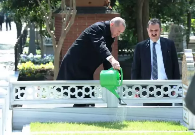 CUMHURBAŞKANI ERDOĞAN ANNE VE BABASININ MEZARLARINI ZİYARET ETTİ