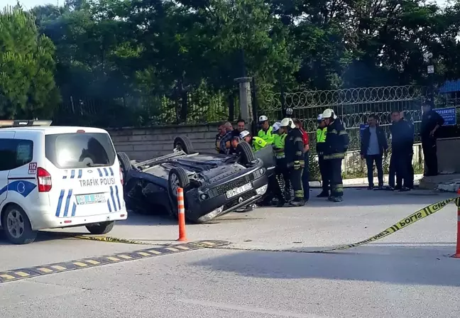 Denizli'de Kaldırımdaki Ağaca Çarpan Otomobilin Sürücüsü Hayatını Kaybetti