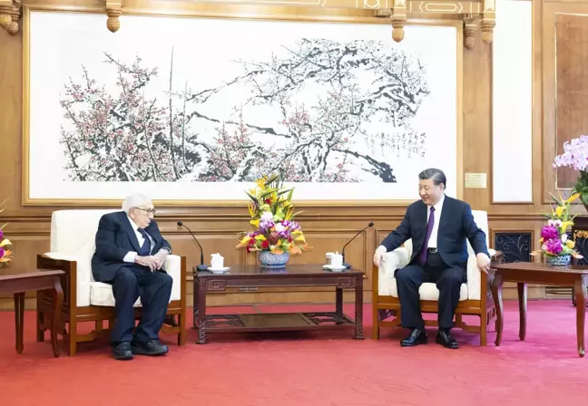 Xi, Eski ABD Dışişleri Bakanı Henry Kissinger ile Görüştü