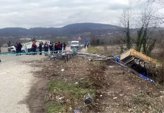 Zonguldak'ta kum yüklü kamyonun çarptığı kazada 1 ölü, 2 yaralı