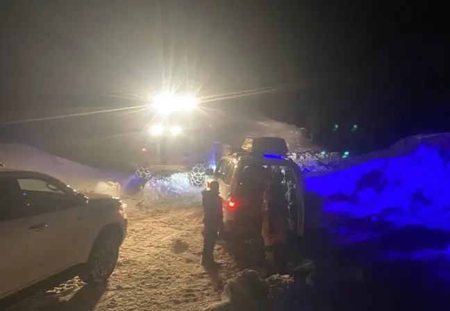 Muş'ta kardan kapanan mezrada rahatsızlanan kadın hastaneye ulaştırıldı