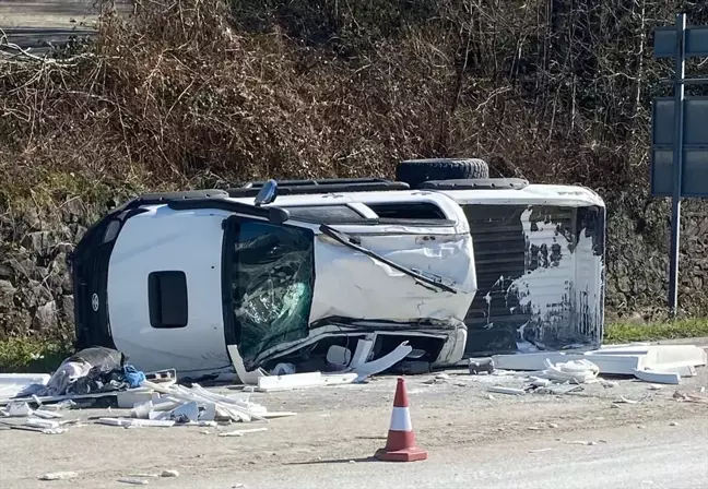 Ünye'de Kamyonet Devrildi: 1 Ölü, 3 Yaralı