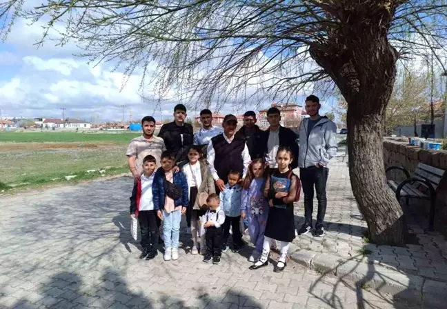 Kayseri'de cami imamı çocuklara Ramazan Bayramı'nın önemini anlattı