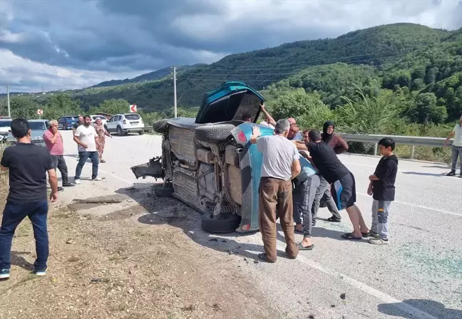 Düzce'de otomobil devrildi, 3 kişi yaralandı