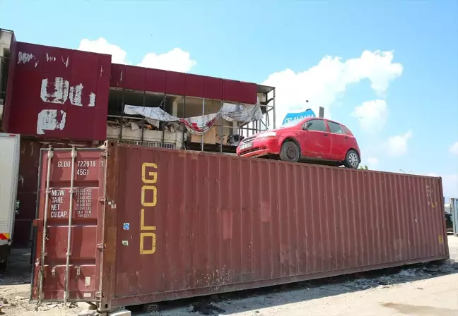 Hatay'da esnaf, dedesinden kalan otomobili iş yeri olarak kullanıyor