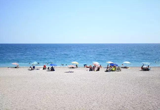 Antalya'da Sıcak Hava ve Nemden Bunalanlar Sahillerde Yoğunluk Oluşturdu