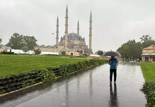 Edirne'de etkili olan sağanak hayatı olumsuz etkiliyor