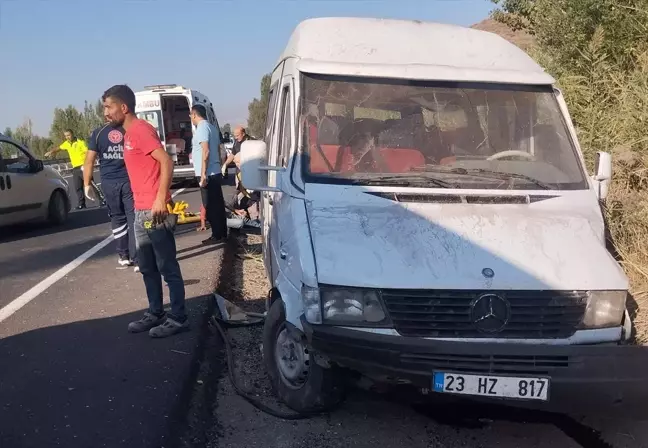 Erzincan'da İşçi Taşıyan Minibüs Sulama Kanalına Çarptı: 9 Yaralı