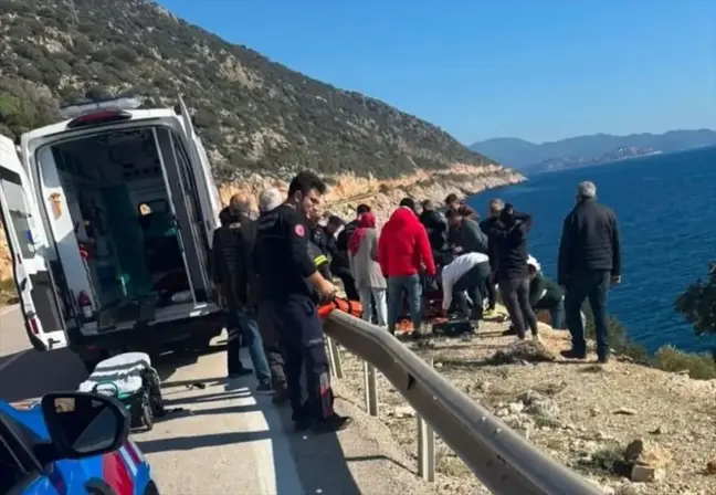 Antalya'da Motosiklet Kazası: Sürücü Yaralandı