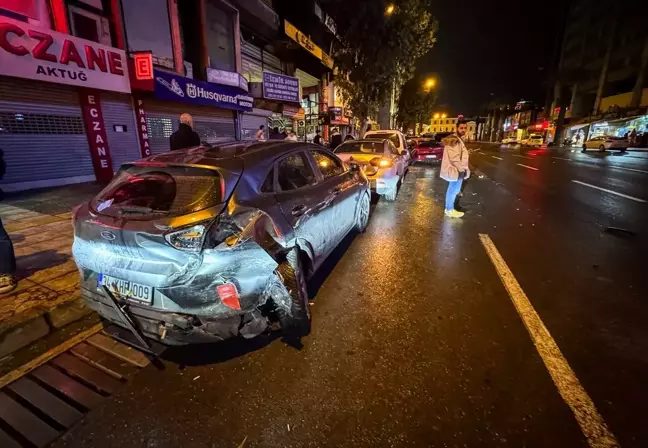 İzmir'de Hafif Ticari Araç Kazası: 2 Yaralı