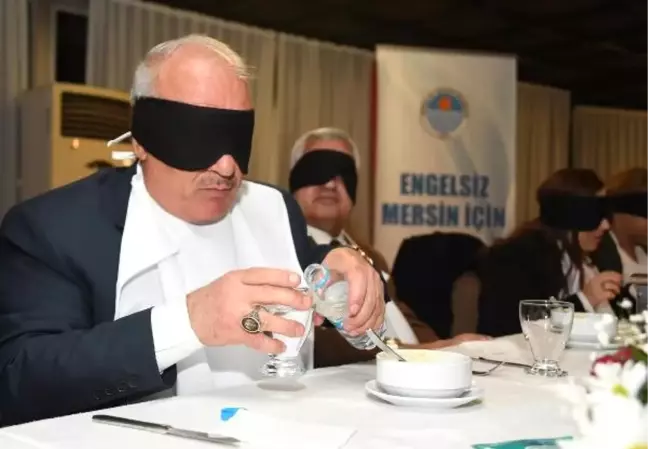 Görme Engellilerle Empati İçin Siyah Bantla Yemek Yediler