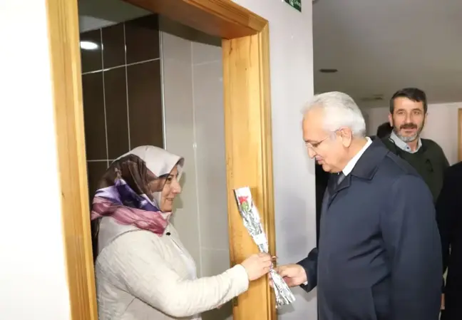 Gökyüzünden Erzincan'a Yüzlerce Karanfil Yağdı