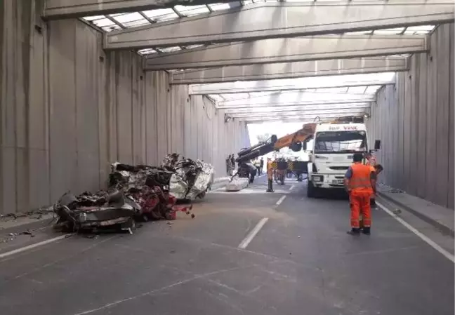 İzimr'de Kirişi Yıkılan Alt Geçit Trafiğe Kapatıldı